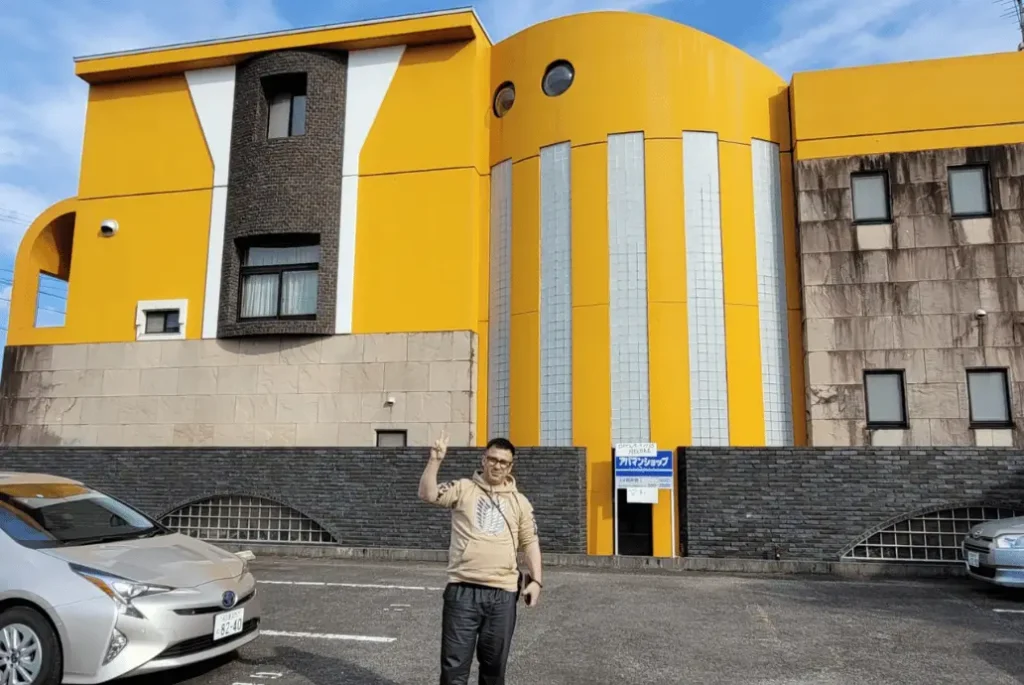 Frente al estudio Bird de Akira Toriyama