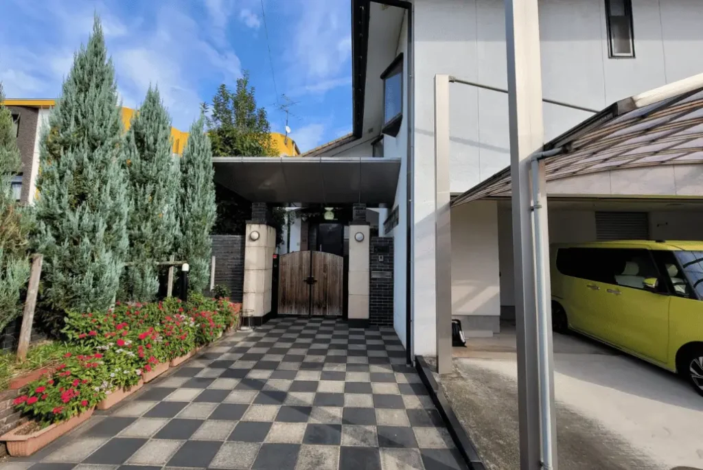 Puerta exterior del estudio Bird de Akira Toriyama