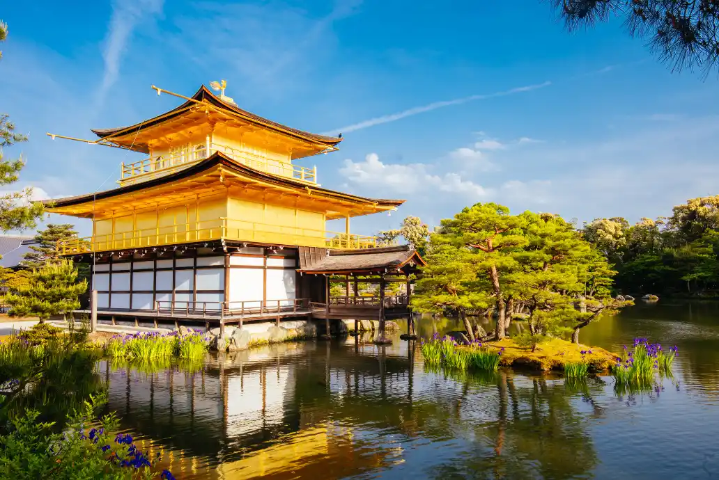 Templo de Kinkaku ji en la Ciudad de Kyoto El Pabellón Dorado, Kinkaku-ji de la Ciudad de Kioto