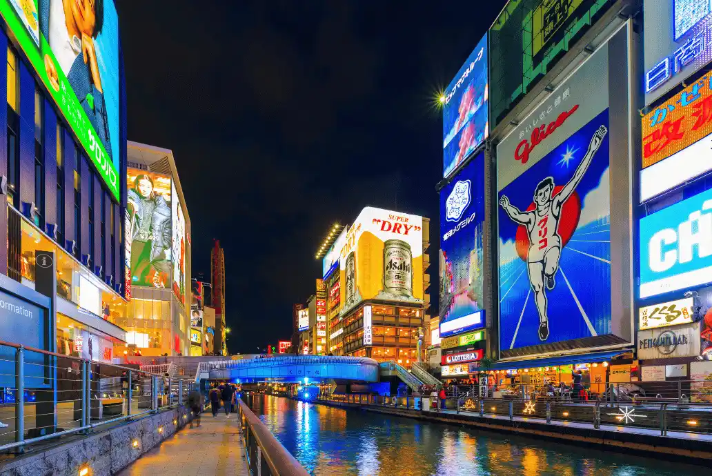 Zona de Dotonbori en la Ciudad de Osaka Avenida Dotonbori en Osaka, Japón